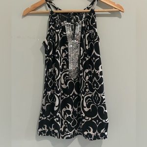 Black / white pattern sleeveless top.
